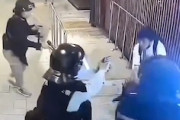 香港のショッピングモールで刃物男を警官が射殺。複数の映像が公開される。