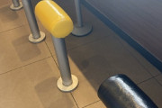 【悲報】東京のマクドナルドの椅子がキモすぎると話題に