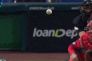 【準決勝】アメリカ・４番アレナド、右手にデッドボールで途中交代・・・