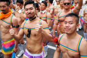 【画像】LGBTたち「私たちを認めて！」　性的少数派への理解を求め下着姿で練り歩く