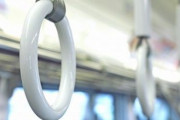 JK「私は身長145cmです。電車の掴まれる場所は低い人優先で掴ませてください」