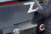 海外「カザフスタン、車の窓に貼ったZシンボルを強制的に剥がされるロシア人」