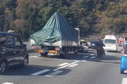 バイク乗り「緊急車両来てるな...せや！」