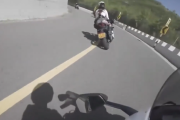 【動画】丸見えバイク女子の前でイキった男
