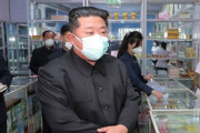 KF94マスク手に入れられなかったのか…金正恩、薄いマスクを2枚重ねて使う＝韓国の反応