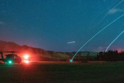 ハワイで米陸軍第25歩兵師団が真っ暗闇の中で航空突撃作戦訓練を実施！