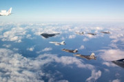 米空軍のB-2ステルス戦略爆撃機とオーストラリア空軍のE-7A早期警戒管制機などが編隊飛行を披露！
