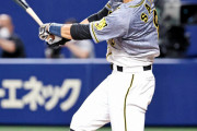 阪神　佐藤輝明が“痛すぎる”三振　空振りしたボールが左膝直撃