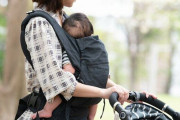 子育て世帯はなぜ昔より肩身が狭い？泣き声、ベビーカーにイラつく人が増えた理由