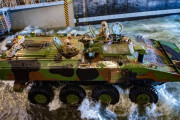 米海兵隊が最新の水陸両用戦闘車「ACV」で水上訓練を実施…ドック型揚陸艦から発進！