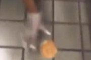 【動画】 床を拭いたバンズでバーガーを作る店員、ネズミだらけの厨房・・ マックの衝撃動画が次々流出