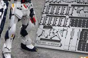 【悲報】クソガキ、ガンプラにデカールを貼りまくってプロに叱られる。