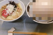 【画像あり】店主「こちら期間限定の特製〇〇ラーメンです」ﾊﾟｼｬｯ→煮卵のサイズがバグってると話題にｗｗｗｗ