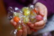 寝っ転がってお菓子を食べようとした子供を叱ったら。義母「それギャクタイになるわよ！法律で決められてるのよ気をつけなさい」私「」→結果…