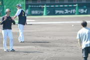 巨人・高梨が阪神・近本＆岡田監督に“謝罪”　練習中に歩み寄って言葉を交わす