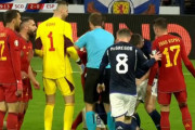 ◆悲報◆スペイン代表さん、ピッチ外で倒れたスコットランドのヒッキーがコロコロピッチ内に戻ってきて激おこ?