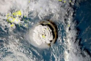 海底火山噴火でトンガ停電、電話やインターネットも遮断、津波80センチ…依然被害不明！