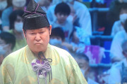 大相撲で前代未聞の珍事　「まわし待った」通じず取り直し　行司が大失態  [7/17]