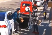 【動画】中国、車の窓からゴミのポイ捨て、歩行者が拾って返す ⇒ 危険な展開かと思ったら衝撃のオチに！