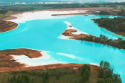 「シベリアのモルディブ」と称されるほど美しい青緑色の湖の正体は危険な廃棄物によるものだったｗｗｗ