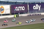 【動画】NASCARで1台のフォードがおかしな走り方をしてしまう。