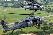 日本の嘉手納基地上空を編隊飛行する米空軍HH-60Gペーブホーク！