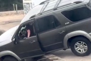 【動画】何が悪かった？段差から落ちかけた車を救おうとした人たち(´･_･`)