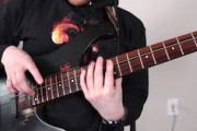 1弦ベースのソロ。たった1本の弦しかないのに格好良すぎるベースプレイ。
