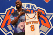 【悲報】NBAオールスター選手、移籍会見で謎のアニメTシャツを着てしまう