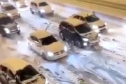 【寒波】雪道渋滞の先頭を撮影した動画がこちら。こんなん笑うわｗｗｗ