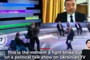 【悲報】ウクライナ記者、親ロシア派議員をぶん殴る