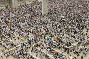 【悲報】コミケ会場の激臭で卒倒する人も→「消臭ゲート」や「消臭スプレーぶっかけ」で対策ｗｗｗｗｗｗ