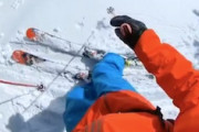 【動画】なんという恐怖。雪崩に流されて岩に激突してしまったスキーヤー視点の映像。