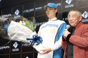 日ハム山崎福也、命の恩人との再会に感激　沢村医師「心臓が止まってもよみがえる」と握手