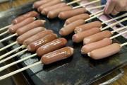 【悲報】ワイ（40）の仕事、住宅展示場でフランクフルトを焼き水風船を膨らませる