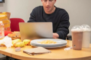 【画像】億万長者のザッカーバーグの昼飯ｗｗｗｗｗｗｗｗｗｗｗｗｗｗｗｗｗ