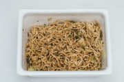 【悲報】「カップ焼きそば」とかいうあれ1個じゃ絶妙に腹一杯になるわけでもないし食事にもならないし特に安くもない何にもならない食物