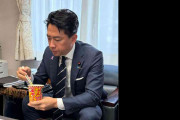 小泉進次郎防衛相、「海軍カレーラーメン」投稿が大バズり…「おにぎり」組み合わせでみせたトレンドへの敏感さ
