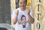 【芸能】元ジャンポケ・斉藤慎二のバウムクーヘン、他店の商品(480円)に自身のロゴシールを貼り700円で販売していた
