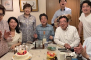 安倍晋三 @AbeShinzo 今日は母の94歳の誕生日。久々に三兄弟集まり昔話に花を咲かせました。11万いいね。
