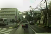 【動画】この小学生が車にはねられる事故、回避できるかどうかで議論になる