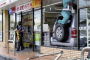 【画像】老人ドライバーさんまたコンビニにカチコミしてしまう