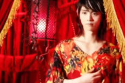 リンクに君が立つだけで、周囲の全てが霞む。羽生結弦が着る衣装だけが、その輝きを得て最高の美しさで映える。