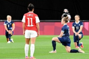 【東京五輪】＜試合前にピッチ上で片ひざ、人種差別に抗議＞サッカー女子英国チーム