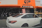 【動画】人がバックしてる時、動くんじゃねえ！オートバックスでクラウン乗りに怒られた車載。