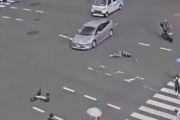 【動画】新宿西口大ガード交差点で信号無視のモペットがプリウスに跳ね飛ばされる瞬間が撮影される…