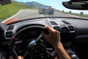 対向車がいてもお構いなしにドリフトを決める走り屋視点の動画。
