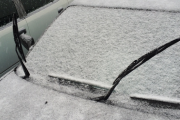 車のガラスが凍結してるううう、どうしよおおおおお