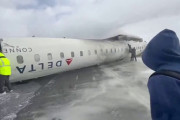カナダの空港でデルタ航空機が横転、着陸時に事故か
