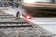 【衝撃】踏切の無謀横断に慣れすぎたインド人、死にかける(((ﾟДﾟ)))